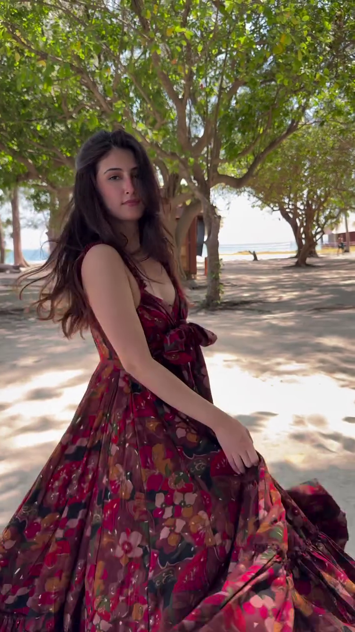 Romantic Floral Maxi Dress – Perfect Beachside Look