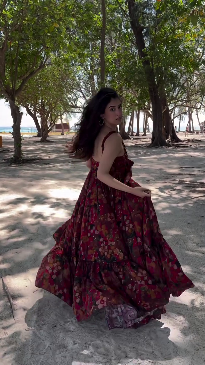 Romantic Floral Maxi Dress – Perfect Beachside Look