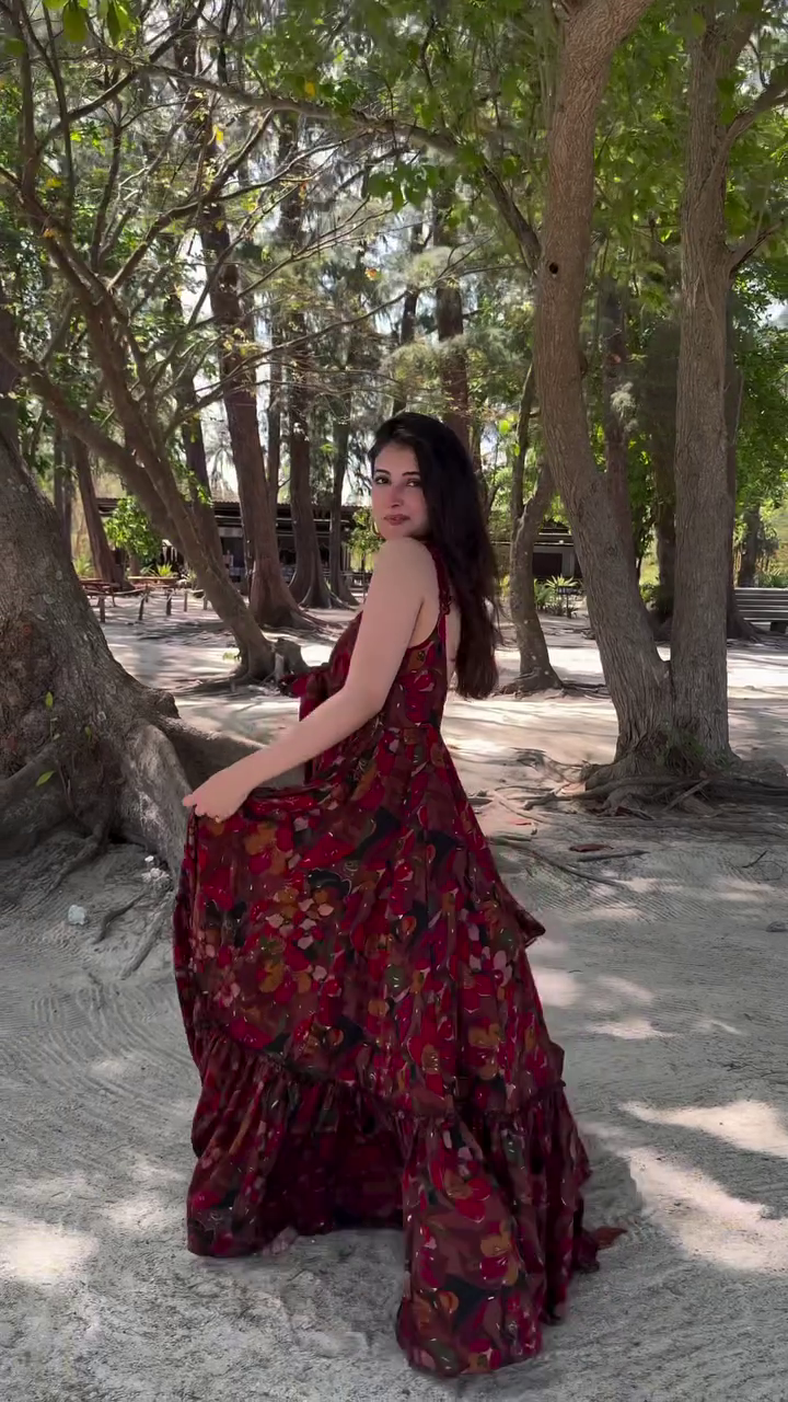 Romantic Floral Maxi Dress – Perfect Beachside Look