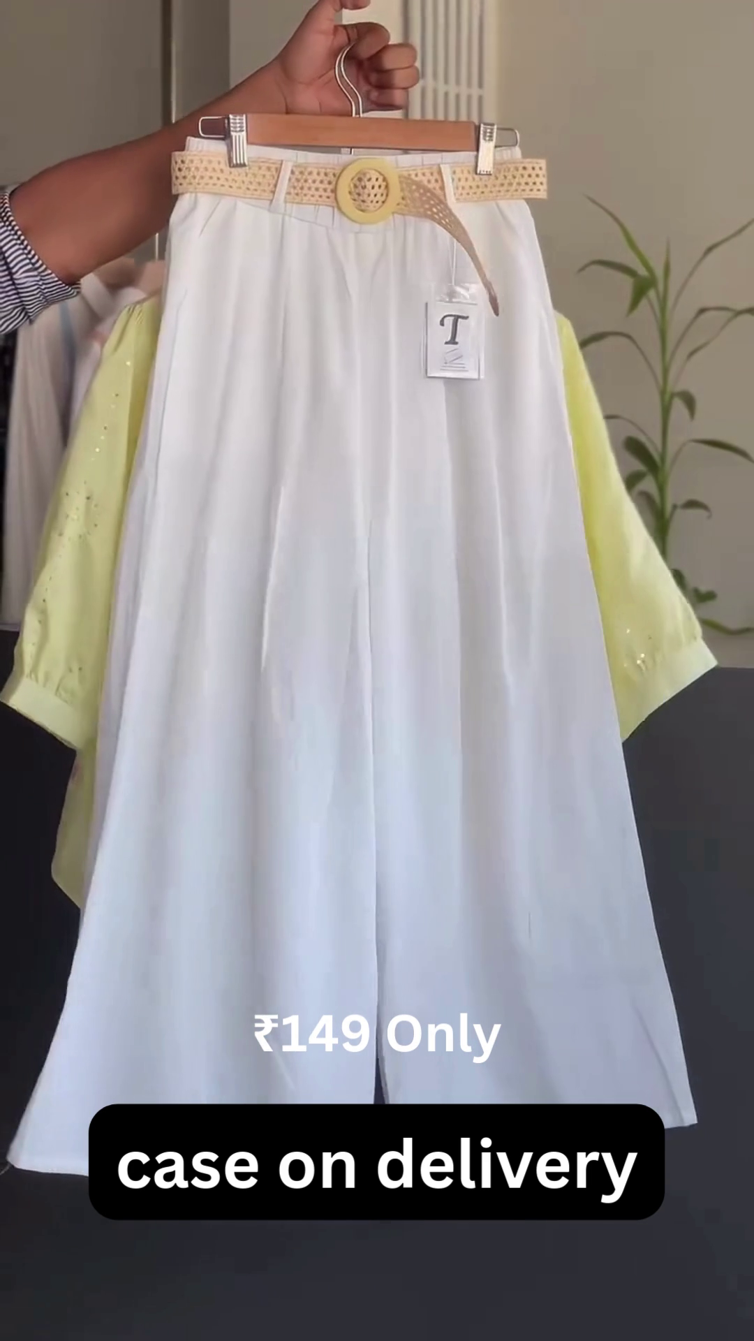 Elegant White Wide-Leg Pants – Modern Minimal Style