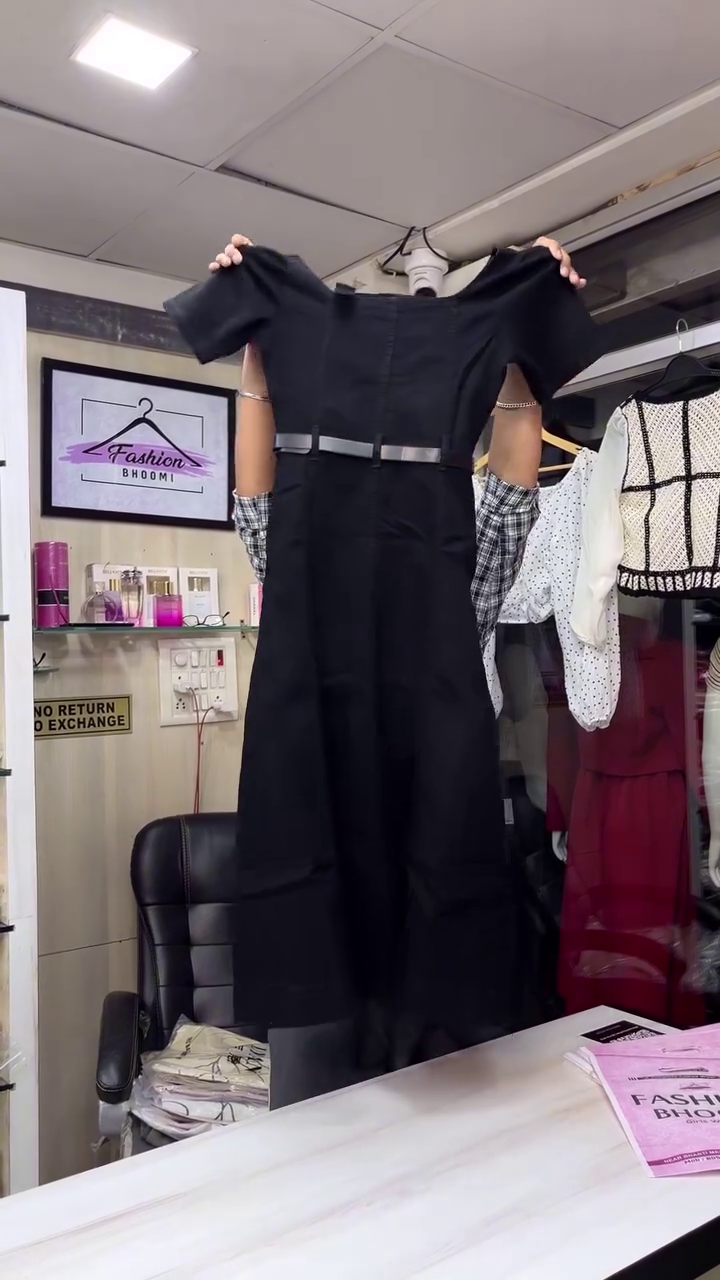 Elegant Simplicity in a Timeless Black Dress