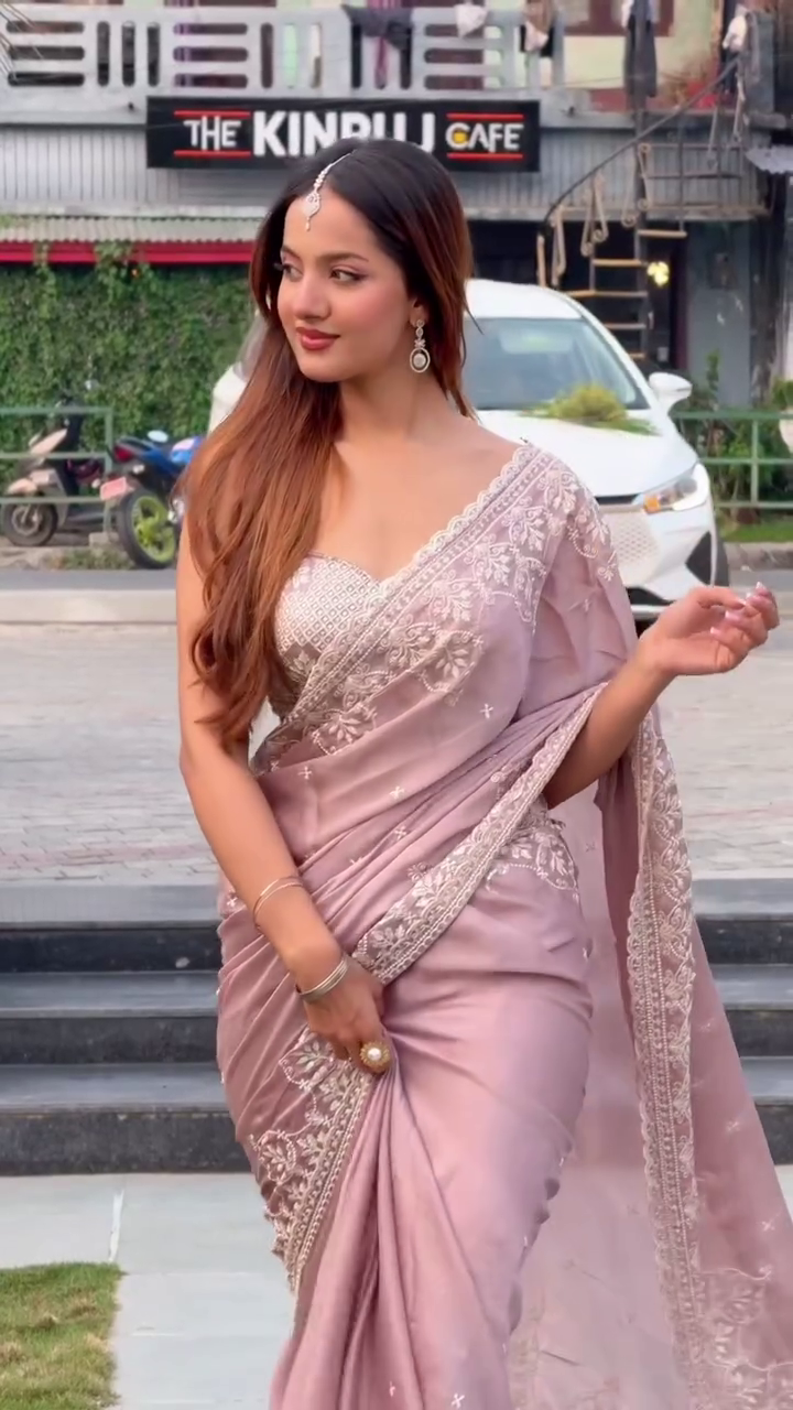 💜 Elegant Mauve Saree – Grace in Every Drape