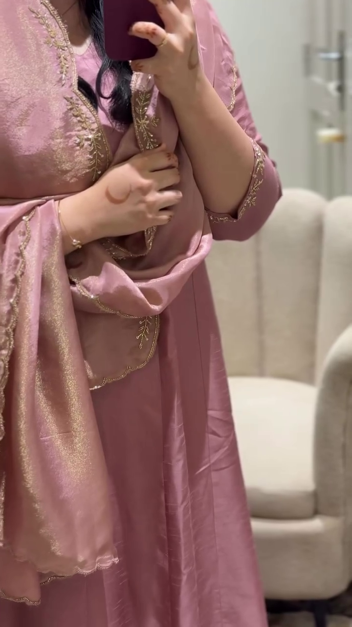 🌸 Soft Pink Silk Suit – Elegant Festive Glam