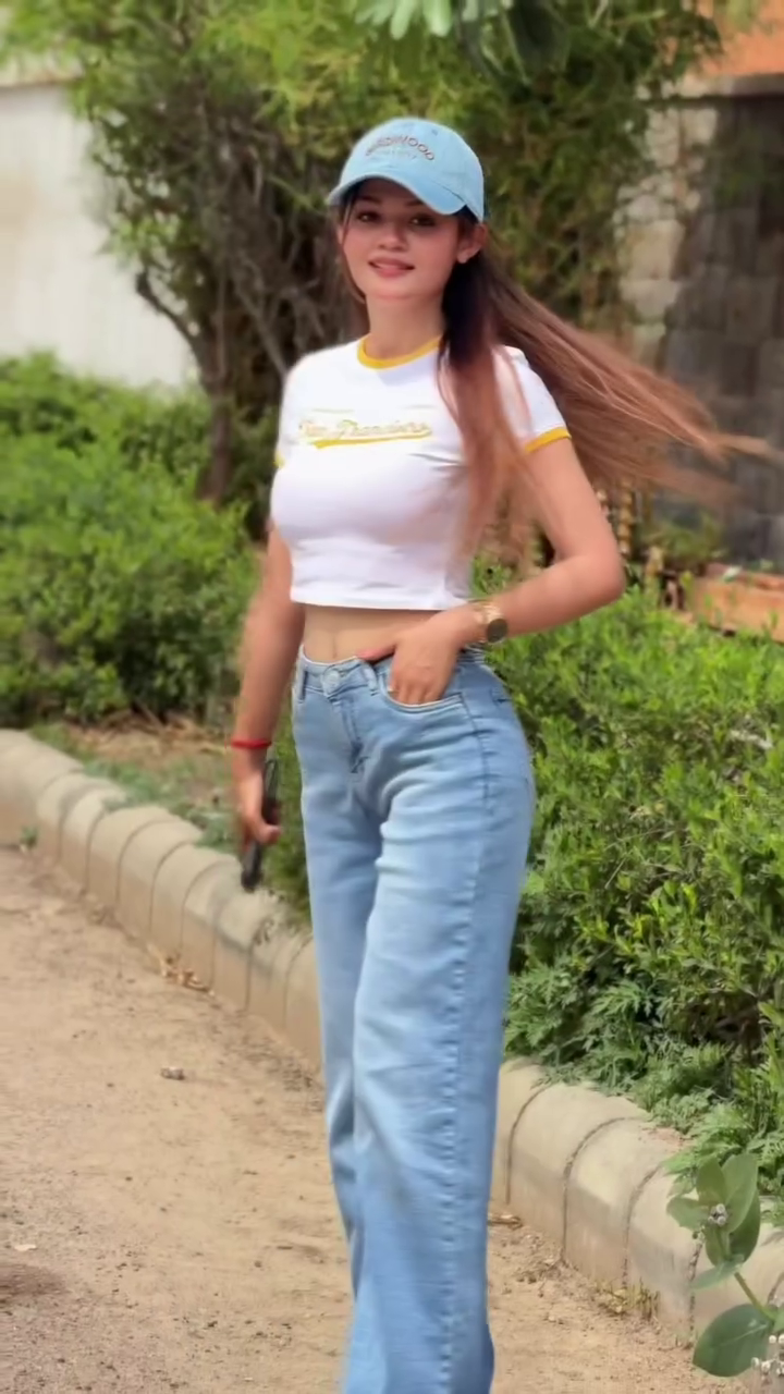 👖 Casual Cool Fit – Trendy Crop Tee & Denim