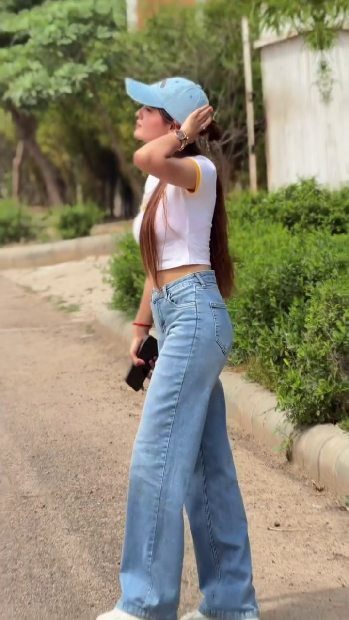 👖 Casual Cool Fit – Trendy Crop Tee & Denim