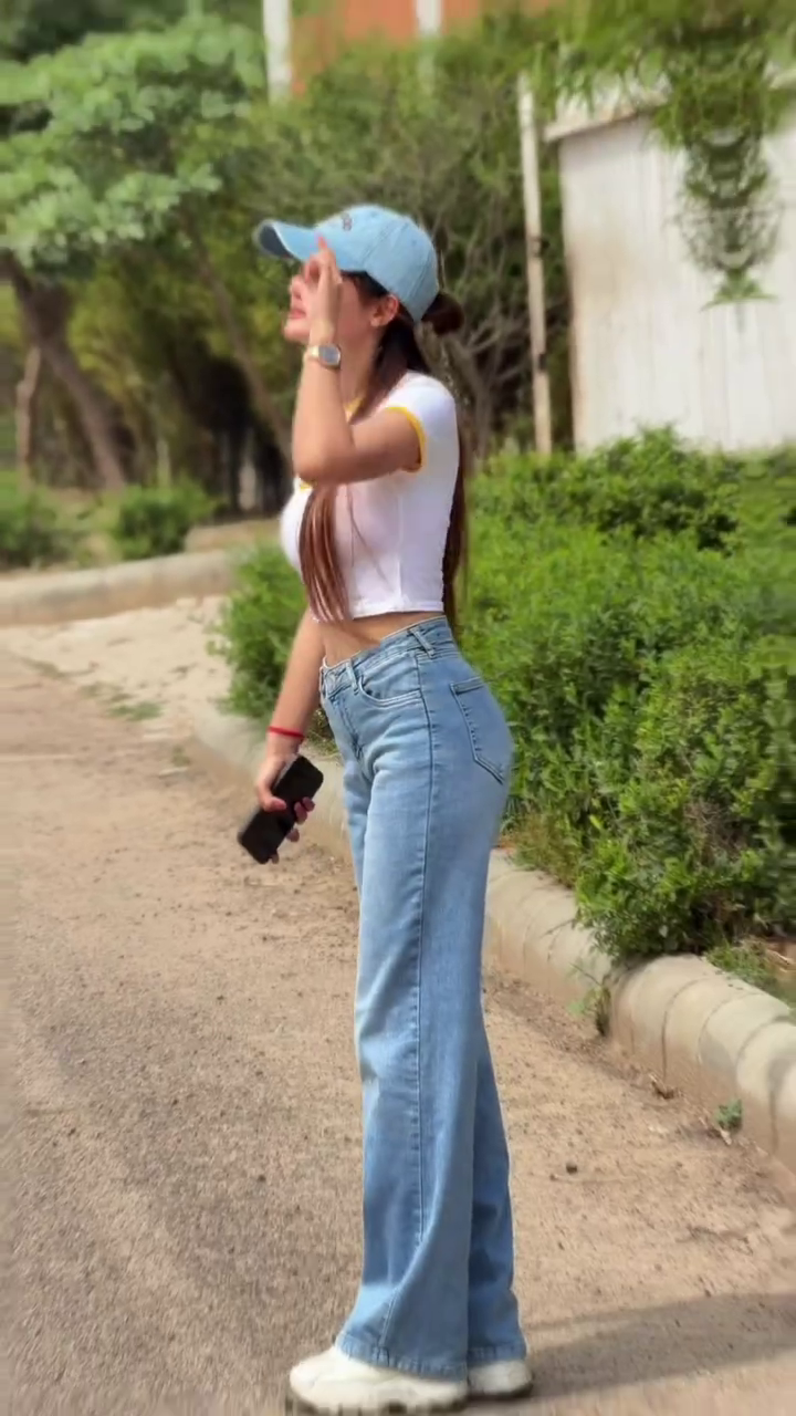 👖 Casual Cool Fit – Trendy Crop Tee & Denim