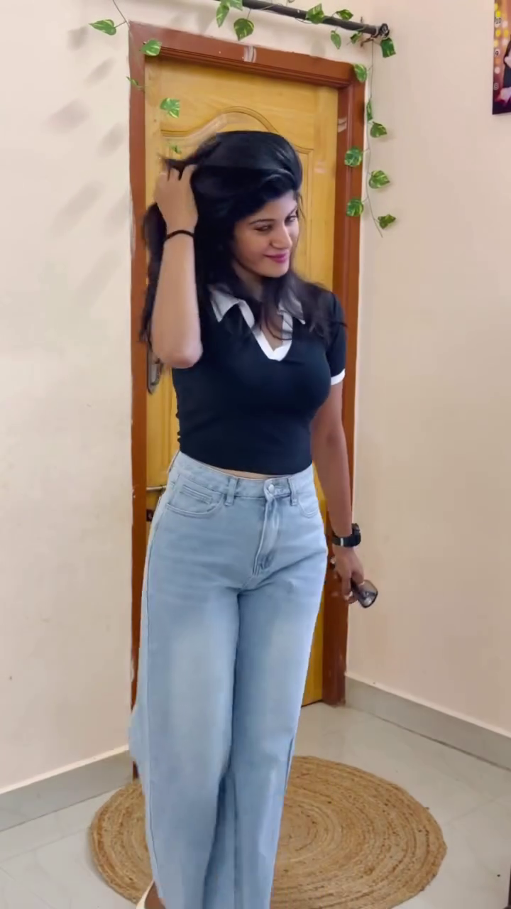 🖤 Sleek Black Top – Everyday Glam Look