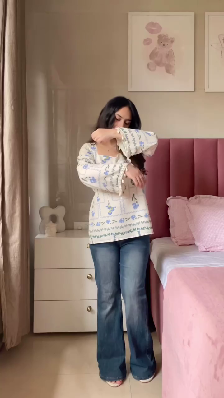 Chic Printed Top with Flared Jeans – Casual Everyday Style