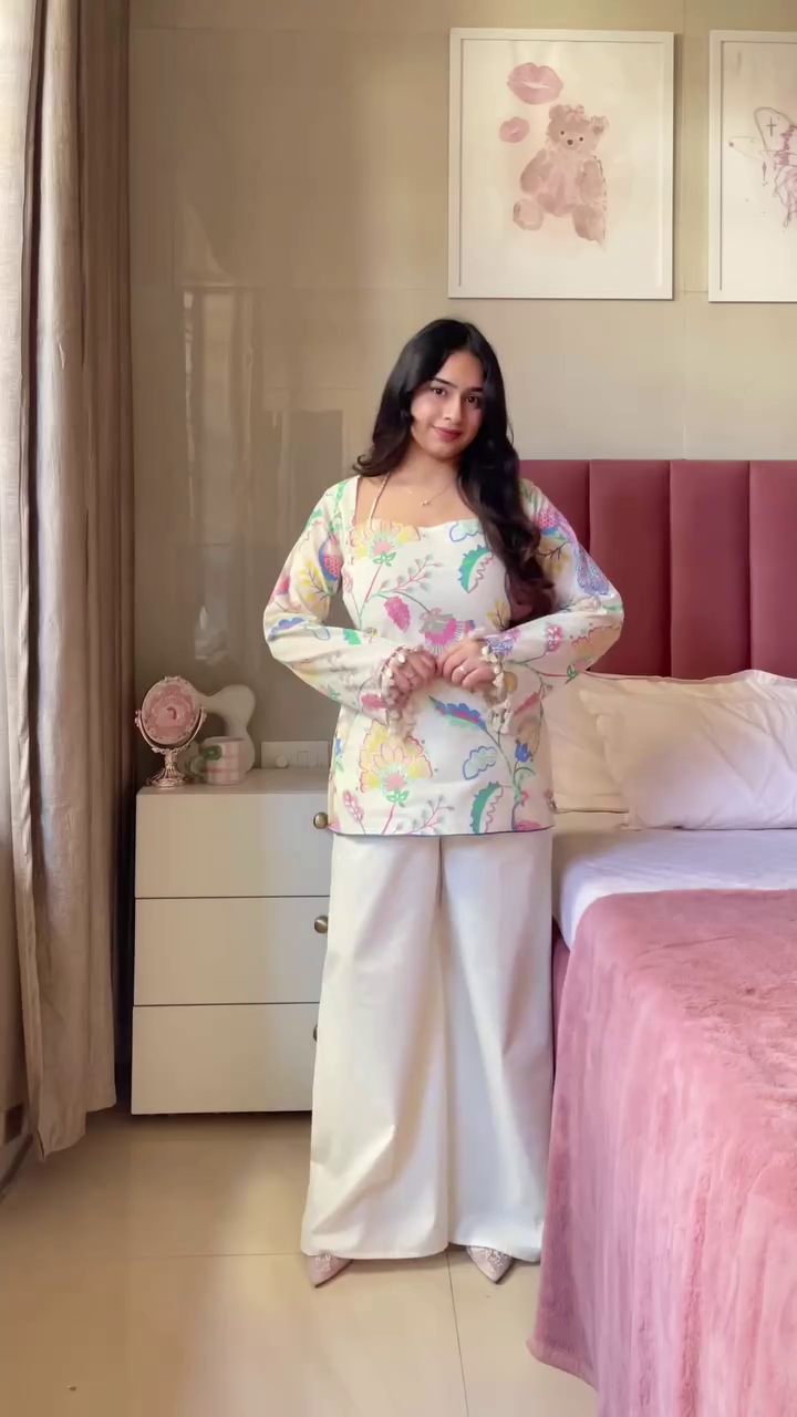 Chic Printed Top with Flared Jeans – Casual Everyday Style