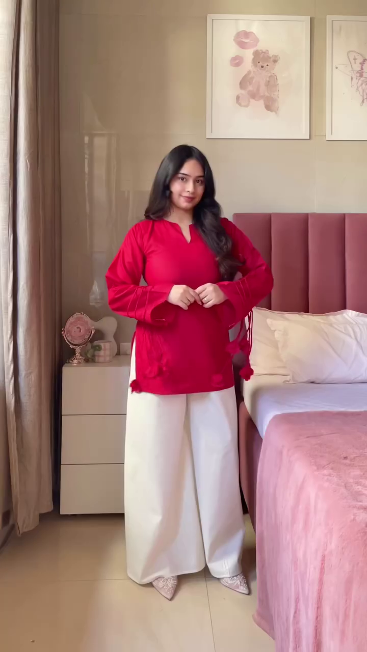 Chic Printed Top with Flared Jeans – Casual Everyday Style